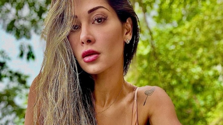 "Não consigo mais usar decote", diz Mayra Cardi após conversão