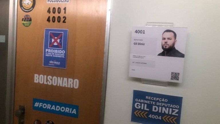 Deputado coloca placa 'proibindo' o uso de máscara na porta de sua sala na Alesp