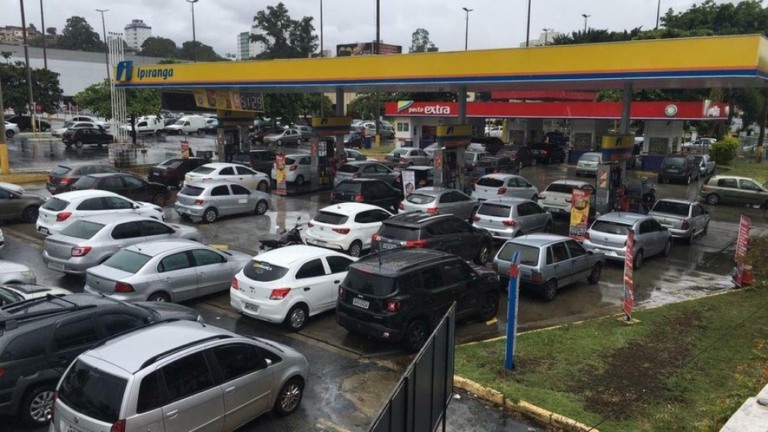 Postos de combustíveis em BH ficam lotados com início da greve de caminhoneiros