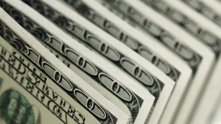 Dólar fecha a R$ 5,60, maior cotação desde novembro; Ações do BB derrubam Bolsa
