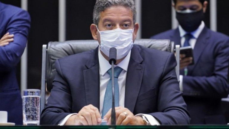 Lira promete reforma administrativa até maio e tributária em outubro