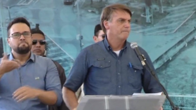 Bolsonaro diz que governador que adotar restrições deverá bancar o auxílio