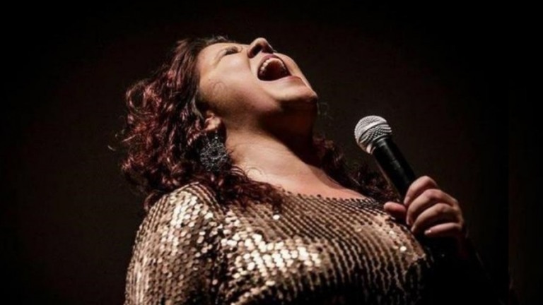 Cantora Cláudia Garcia morre aos 49 anos em decorrência da Covid-19