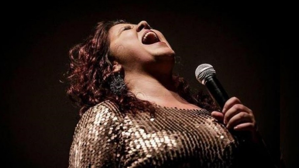 Cantora Cláudia Garcia morre aos 49 anos em decorrência da Covid-19