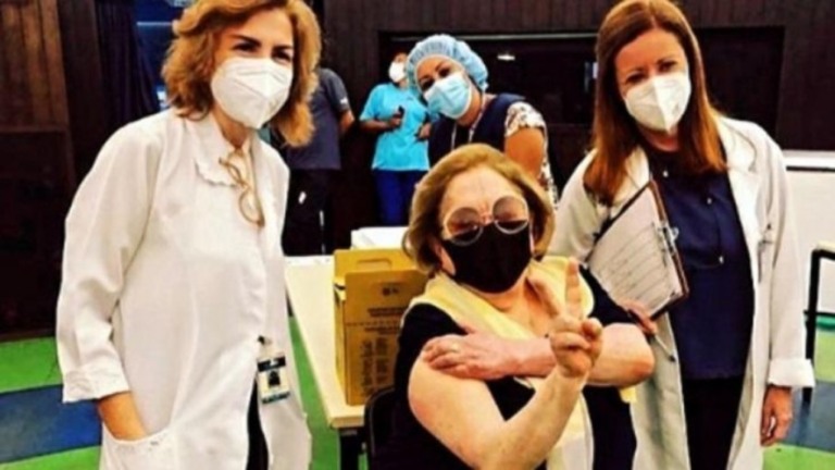 Aracy Balabanian, de 81 anos, é vacinada contra a Covid-19