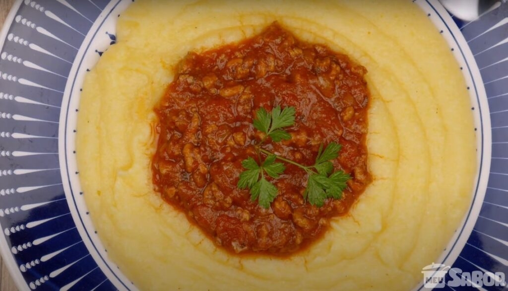 Aprenda a fazer uma maravilhosa polenta ao molho