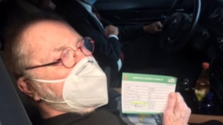 Aos 83 anos, Jô Soares é vacinado contra a Covid-19