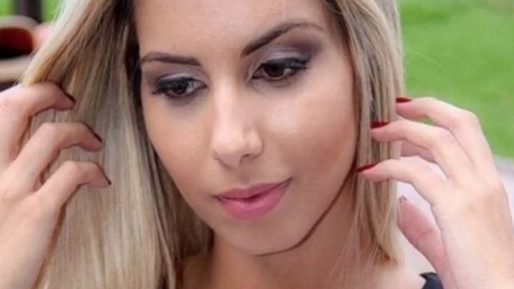 Após se entregar, "Barbie do Crime", cumprirá a pena em prisão domiciliar Após se entregar, "Barbie do Crime", cumprirá a pena em prisão domiciliar