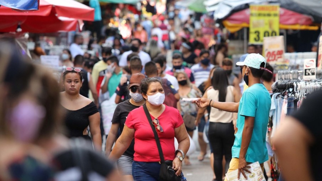 Com média móvel de mortes recorde, 46 entidades médicas pedem o uso de máscaras