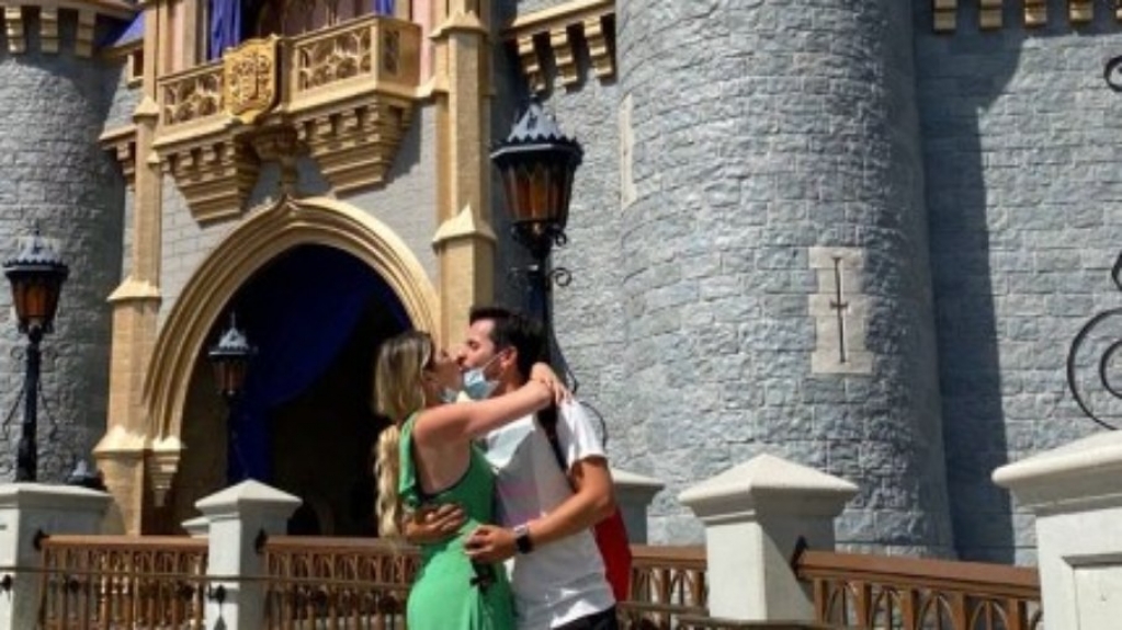 Dani Calabresa fica noiva na Disney: "Eu disse sim!"