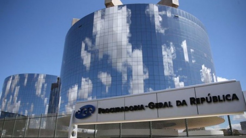 Procuradores chamam de "esmola" celular de R$ 3.600 fornecido pelo MPF Procuradores chamam de "esmola" celular de R$ 3.600 fornecido pelo MPF