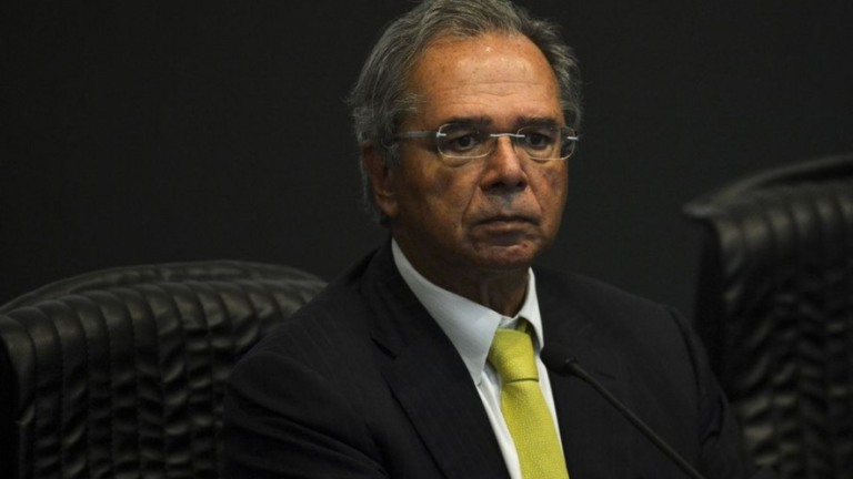 Com auxílio negado, brasileiros mandam e-mail até para Guedes por solução