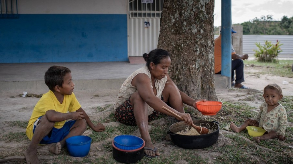 Mulher com conjunto de treino cinza em posição para iniciar o fortalecimento abdominal