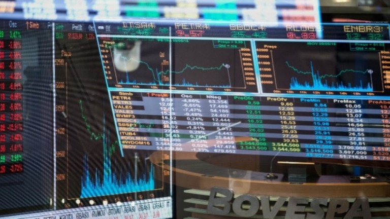 Dólar fecha em estabilidade, de olho do exterior e PEC Emergencial; Bolsa sobe