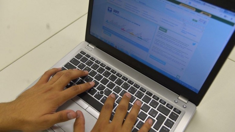 Imposto de Renda: Receita Federal recebe 430 mil declarações no 1º dia