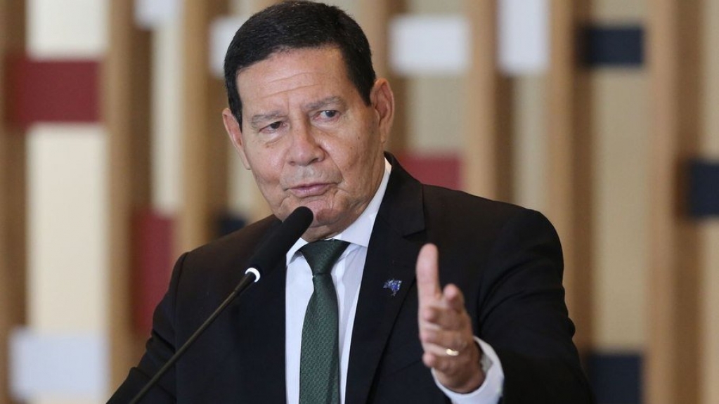 Mourão reage sobre suposto atrito com Bolsonaro: "nunca brigamos, p*rra"