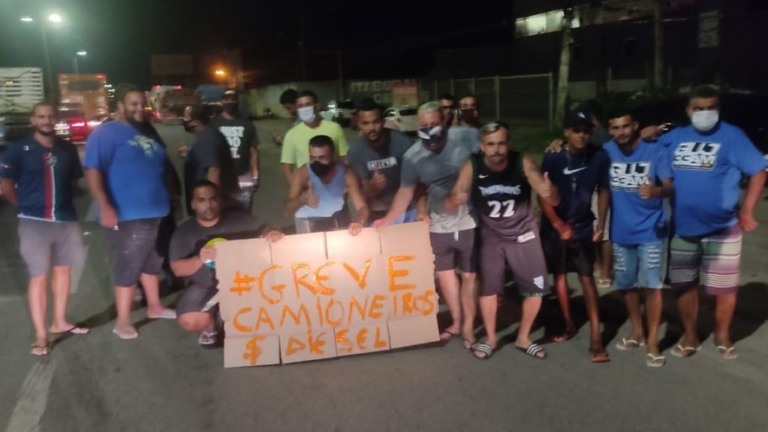 Caminhoneiros protestam contra aumento de combustíveis na BR-101