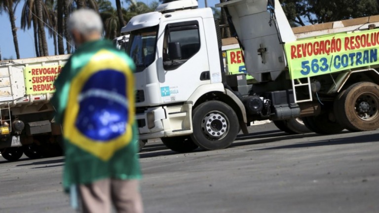 Caminhoneiros protestam contra novo aumento dos combustíveis; veja vídeo