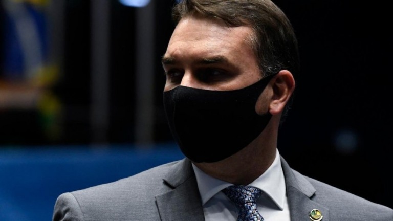 Flávio Bolsonaro declara que comprou mansão através da venda de imóvel no RJ