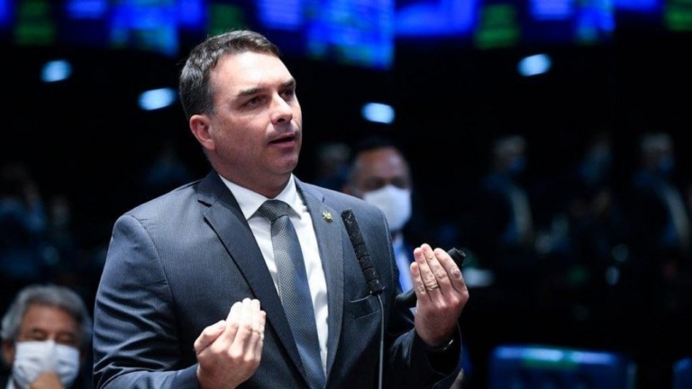 Militares se manifestam sobre mansão de Flávio Bolsonaro: "ele que se explique"