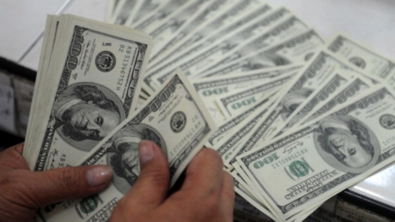 Dólar tem forte alta e atinge R$ 5,70 após anúncio de taxação para bancos Dólar tem forte alta e atinge R$ 5,70 após anúncio de taxação para bancos