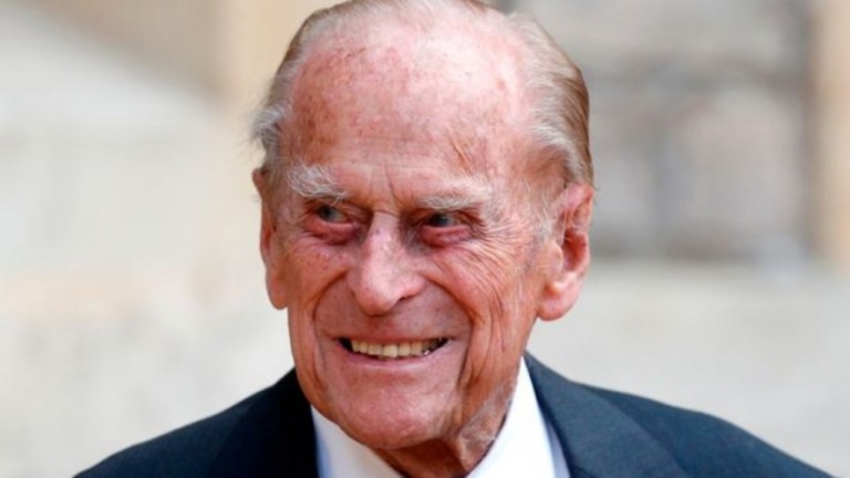 Duquesa Camilla diz que Príncipe Philip está "melhorando um pouco"