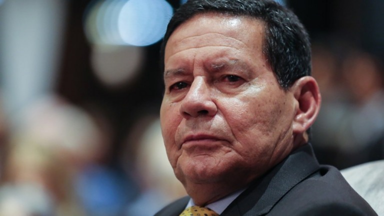 Qualquer coisa considerada válida contra a covid-19 deve ser usada, diz Mourão