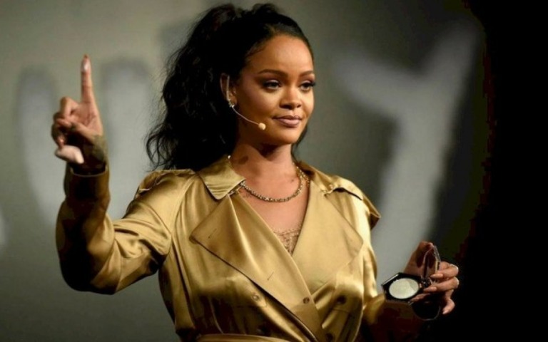 Rihanna faturou US$ 600 milhões em 2020 com suas marcas de moda e beleza