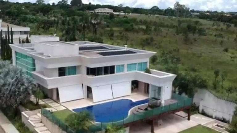 Flávio Bolsonaro comprou mansão com financiamento do BRB mesmo sem renda mínima