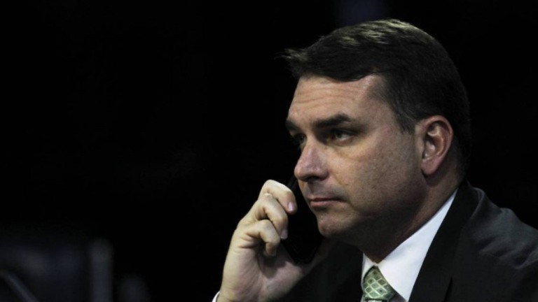 Parlamentares cobram que nova mansão de Flávio seja posta no Conselho de Ética