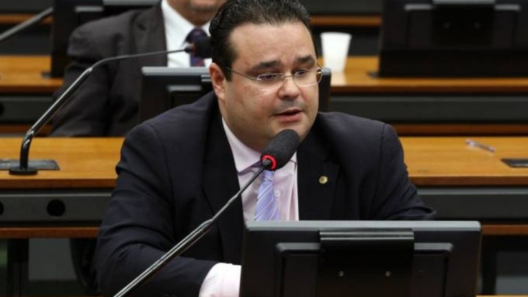 Deputado critica descaso de Bolsonaro com a pandemia de Covid-19: "me enoja"