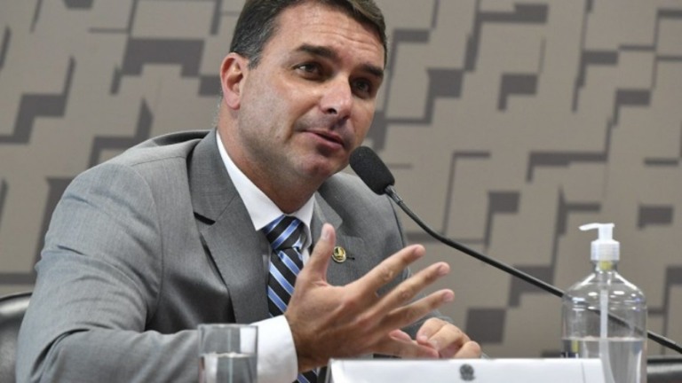 Flávio Bolsonaro ainda deve R$ 1,8 milhões de mansão de R$ 6 milhões