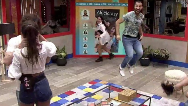 Brothers comemoram beijo de Thaís e Fiuk na festa do líder