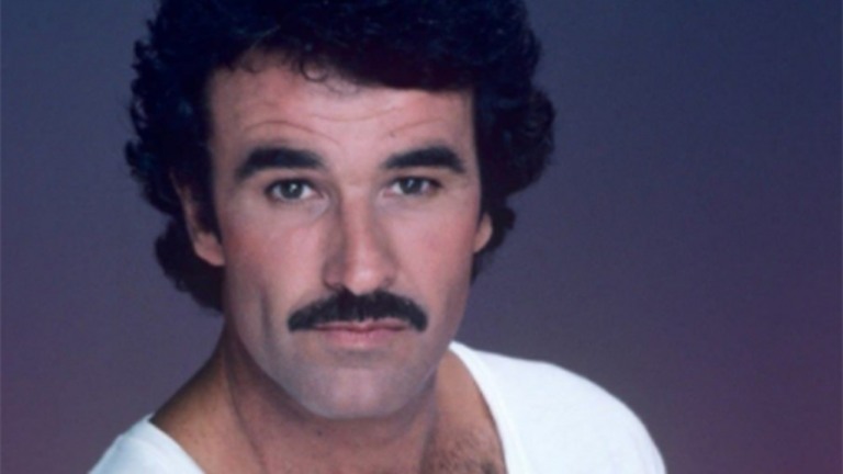Morre Geoffrey Scott, galã dos anos 80 e ator de "Dynasty"