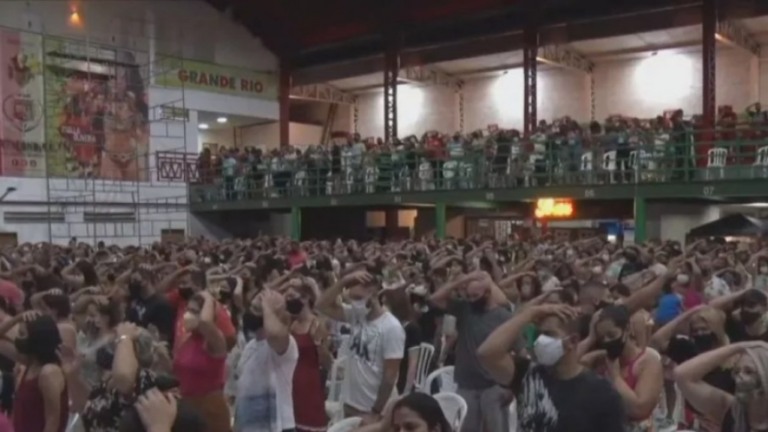 RJ: Quadra da Grande Rio recebe culto religioso e causa aglomeração