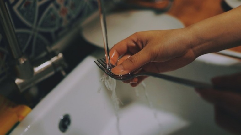 Mulheres dedicam quase o dobro do tempo do que homens a tarefas domésticas