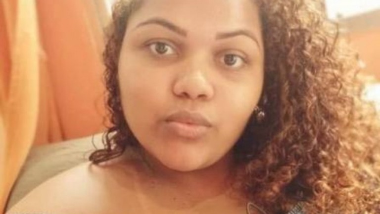 Enfermeira morre na porta de casa durante operação policial no Rio