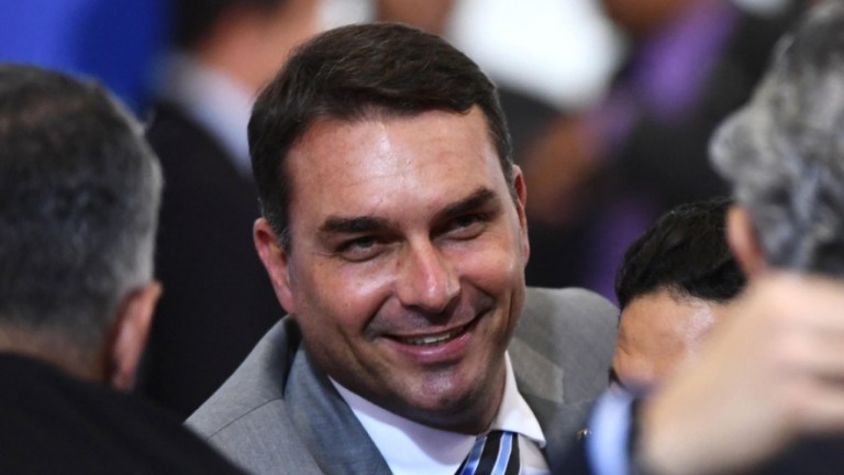 Mansão de Flávio Bolsonaro é protegida por polícia legislativa do Senado Federal