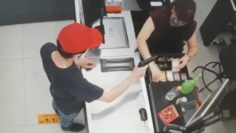 Padre é preso após assaltar supermercado com arma falsa no Rio Grande do Sul