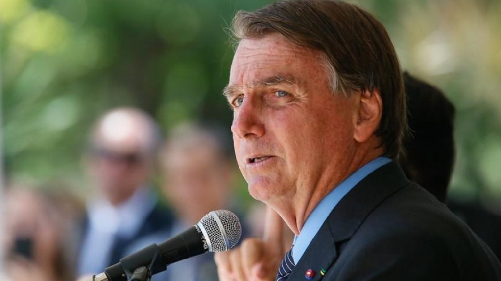 Bolsonaro, sobre aquisição de vacinas: "Só se for [comprar] na casa da tua mãe"