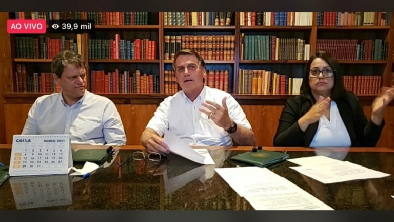 Bolsonaro critica Mandetta:"Foi embora e continua falando as asneiras"