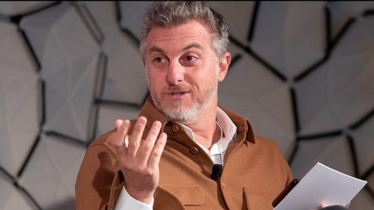 Huck cobra por mais vacinas e critica Bolsonaro: "chilique não resolve"