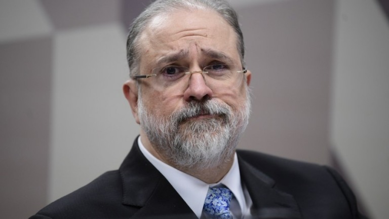 Aras apura se Pazuello cometeu falsidade ideológica e fraude processual; entenda