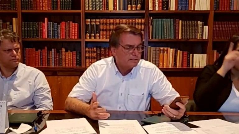 Bolsonaro fala sobre encontro com presidente da Argentina em viagem ao país