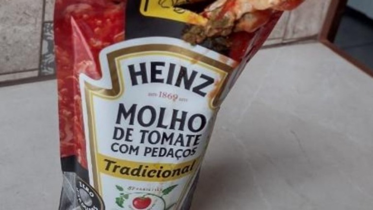 Mulher reclama ter encontrado frango em pacote de molho de tomate; saiba mais