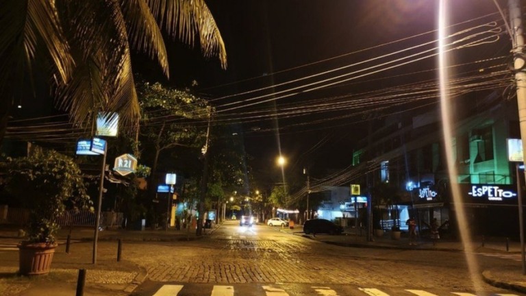 Rio tem ruas vazias e maioria dos bares fechados na primeira noite de restrições