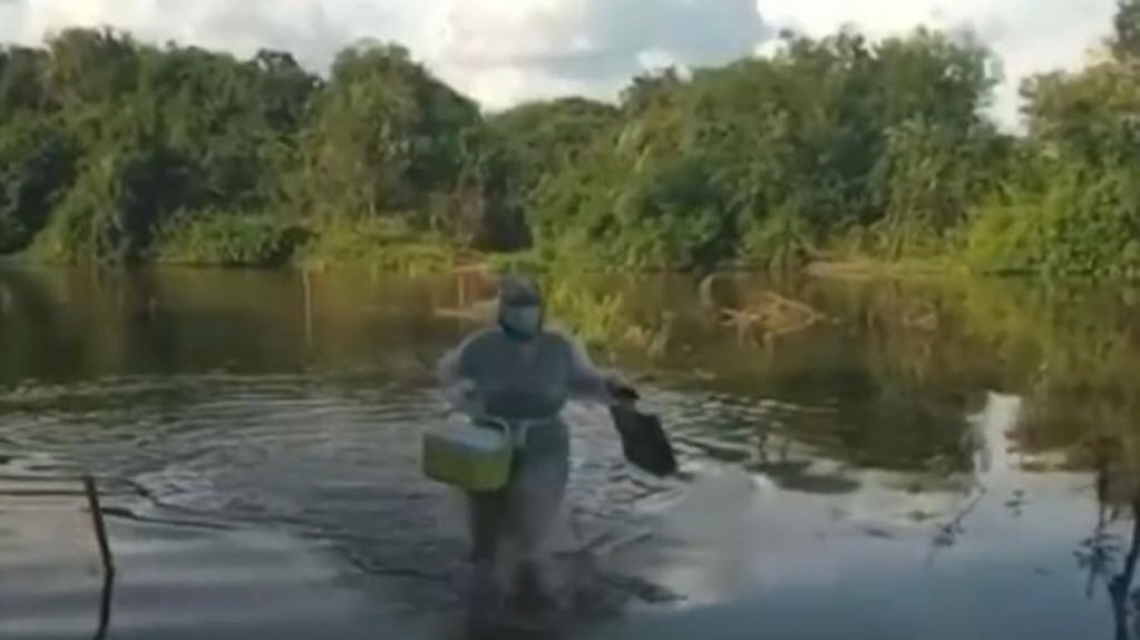 Enfermeira atravessa rio para vacinar idosa na Paraíba