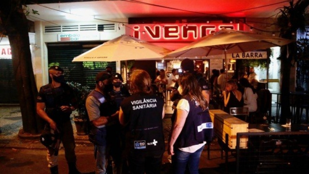 RJ: 2° noite de restrições teve restaurantes interditados, chuva e ruas vazias RJ: 2° noite de restrições teve restaurantes interditados, chuva e ruas vazias