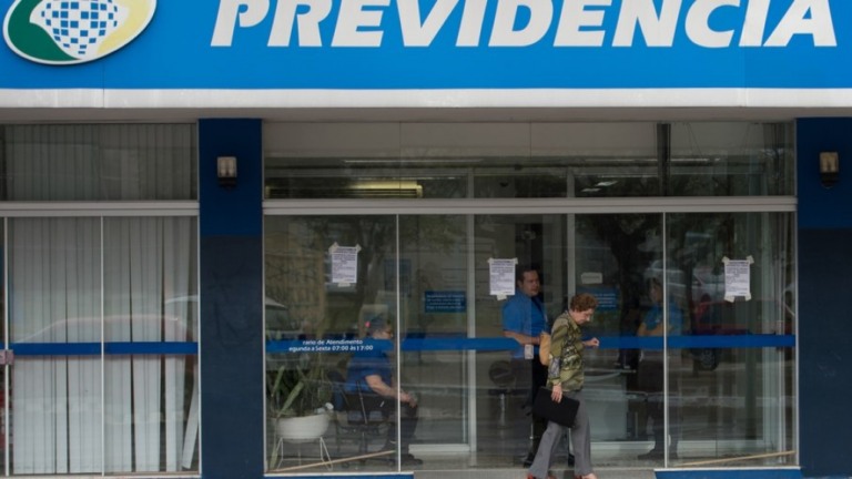 Governo autoriza e peritos do INSS terão prioridade de vacinação
