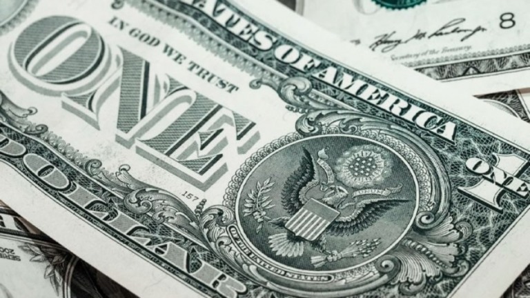 Dólar inicia semana com forte alta e atinge R$ 5,75
